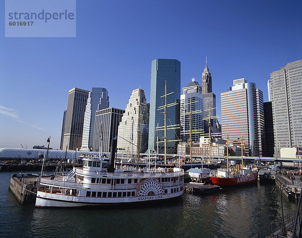 Boote im Hafen von Seehafen von South Street  mit der Skyline der Stadt im Hintergrund  in New York  Vereinigte Staaten von Amerika  Nordamerika