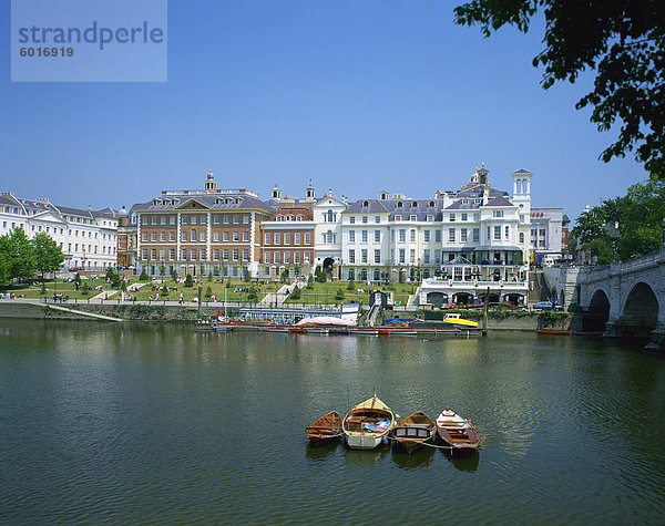 Riverside Architektur und die Themse  Richmond  Surrey  England  Vereinigtes Königreich  Europa