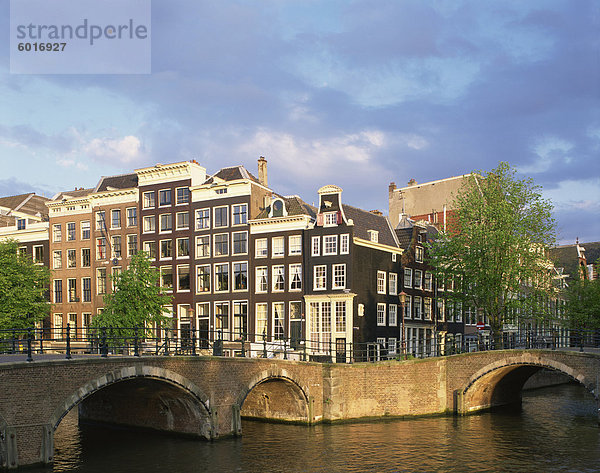 Der Keizersgracht und Reguliergracht Kanal und Brücken in Amsterdam  Holland  Europa