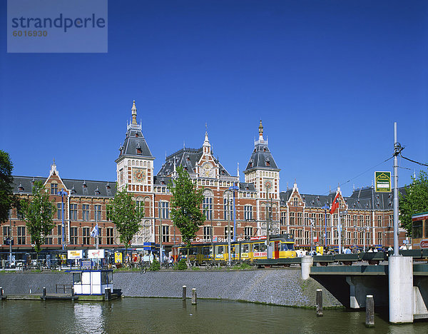 Der Kanal und der Straßenbahn vor dem Hauptbahnhof in Amsterdam  Holland  Europa