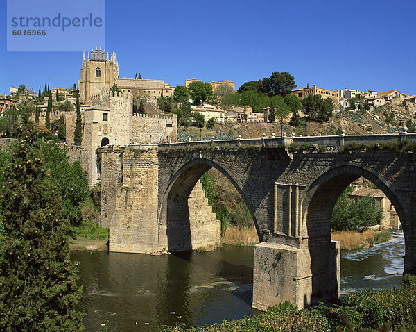 Die alte Gateway-Brücke über den Fluss und die Stadt von Toledo  Castilla La Mancha  Spanien  Europa