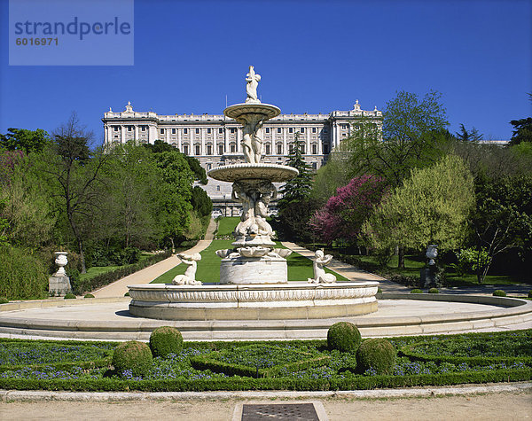 Brunnen und Gärten vor dem Königspalast (Palacio Real)  in Madrid  Spanien  Europa