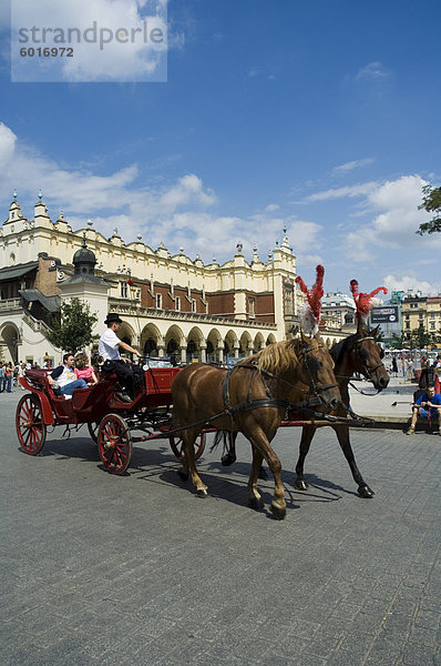 Pferd und Wagen im Marktplatz (Rynek Glowny)  Old Town District (Stare Miasto)  Krakow (Krakau)  UNESCO Weltkulturerbe  Polen  Europa