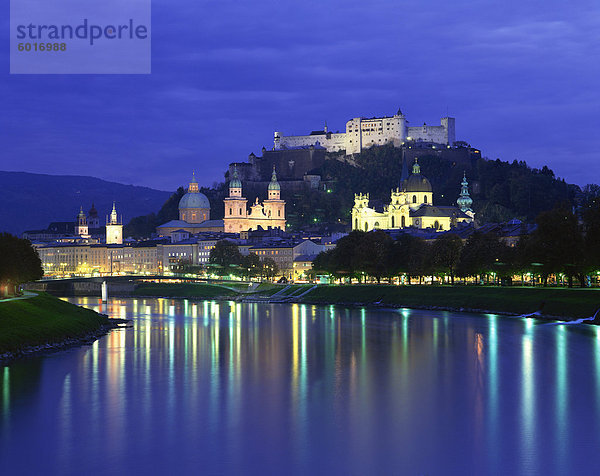 Stadt und Burg bei Nacht aus dem Fluss  Salzburg  Österreich  Europa