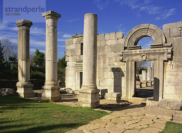 Säulen  Wände und Türen mit Bogen in der 2. Tempel-Synagoge in Kfar Baram in Upper Galilee  Israel  Naher Osten