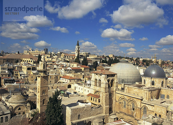 Skyline mit Kirche der Holy Sepulchre im Vordergrund und die alte Stadt von Jerusalem  Israel  Naher Osten