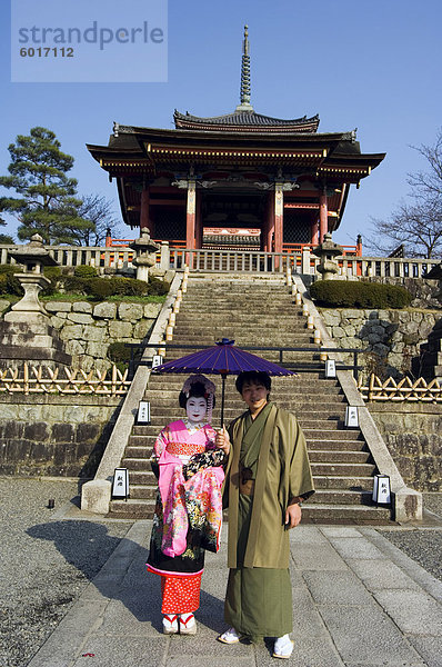 Paar Betrieb Sonnenschirm  Kiyomizu-Dera-Tempel  Kyoto  Japan  Asien