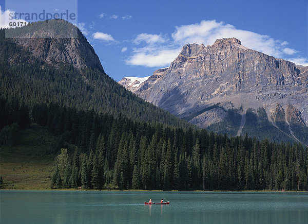 Paar in einem Kanu auf Emerald Lake in den Rocky Mountains in British Columbia  Kanada  Nordamerika