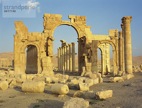 Der Triumphbogen  an der alten griechisch-römischen Stadt Palmyra  UNESCO-Weltkulturerbe  Syrien  Naher Osten