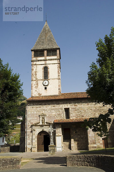 Alte Kirche in St. Etienne de Baigorry  baskische Land  Pyrenees-Atlantiques  Aquitaine  Frankreich  Europa