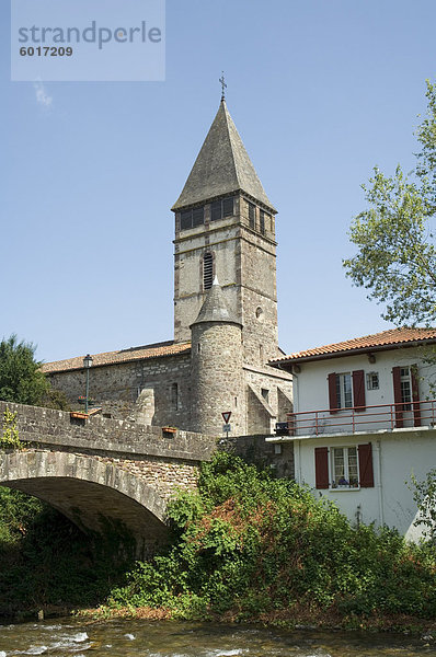 Alte Kirche in St. Etienne de Baigorry  baskische Land  Pyrenees-Atlantiques  Aquitaine  Frankreich  Europa