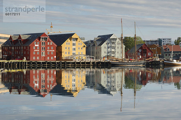 Historische Lagerhäuser  Kai  Tromsø  Norwegen  Skandinavien  Europa