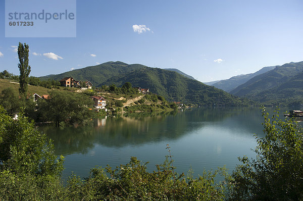 Blick über See und Berge  nahe Konjic  Bosnien  Bosnien-Herzegowina  Europa