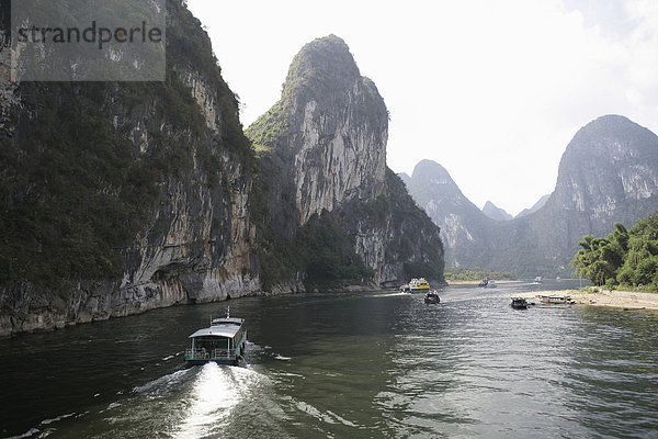 Ausflugsboote am Li-Fluss zwischen Guilin und Yangshuo  Guilin  Provinz Guangxi  China  Asien