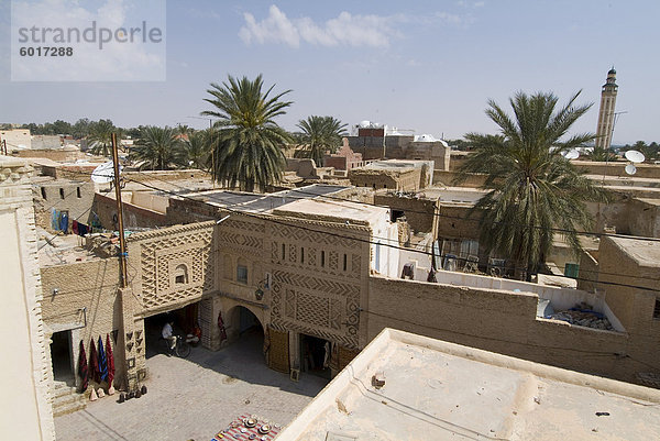 Mit Blick auf Medina (Zentrum)  Tozeur  Tunesien  Nordafrika  Afrika