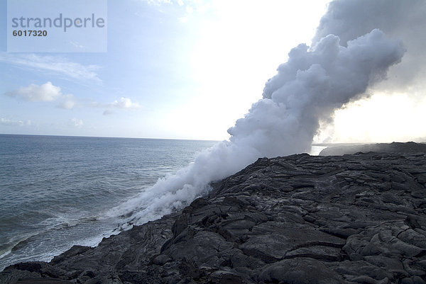 Dampf Federn aus heiße Lava fließt auf Strand und in den Ozean  Kilauea-Vulkan  Hawaii Volcanoes Nationalpark  UNESCO Weltkulturerbe  Insel Hawaii (Big Island)  Hawaii  USA  Nordamerika