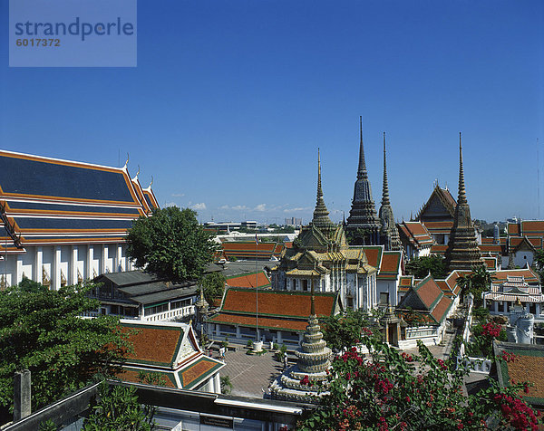 Die Tempelgebäude und Türme des Wat Po in Bangkok  Thailand  Südostasien  Asien