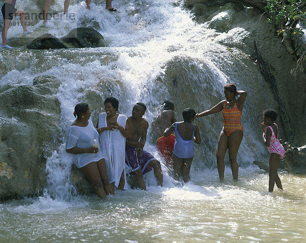 Kinder unter den Dunns River Falls  Jamaika  Westindische Inseln  Caribbean  Mittelamerika