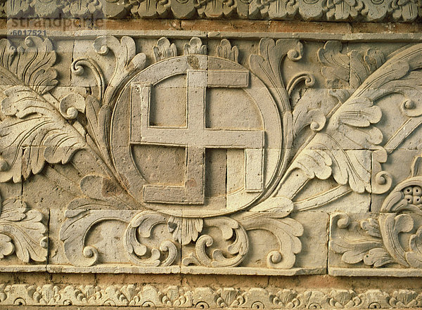 Relief des Hakenkreuzes  eine alte Hindu Symbol  Tempel von Goa Lawah  östlich von Klungkung  Bali  Indonesien  Südostasien  Asien