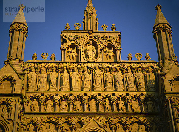 Teil restauriert Westfront des Kathedrale von Wells  Somerset  England  Vereinigtes Königreich  Europa