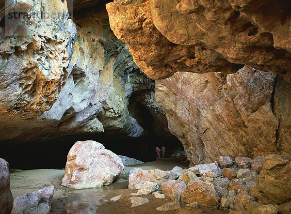 Touristen gehen in Tunnel Creek National Park  Kimberley Gebiet  West Australien  Australien  Pazifik