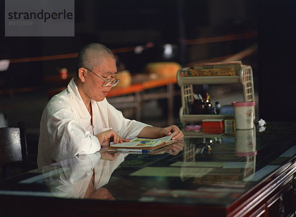 Buddhistische Nonne studieren  Tokong Cheng Hoon (barmherzigen Cloud) Tempel  Melaka  Malaysia  Südostasien  Asien