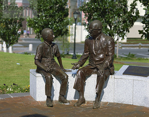 Bronze Mann und junge Statue  Woldenberg Riverfront Park  New Orleans  Louisiana  Vereinigte Staaten von Amerika  Nordamerika