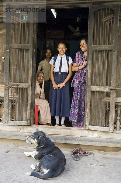 Typische Familie und Schule Kinder  Maheshwar  Madhya Pradesh Zustand  Indien  Asien