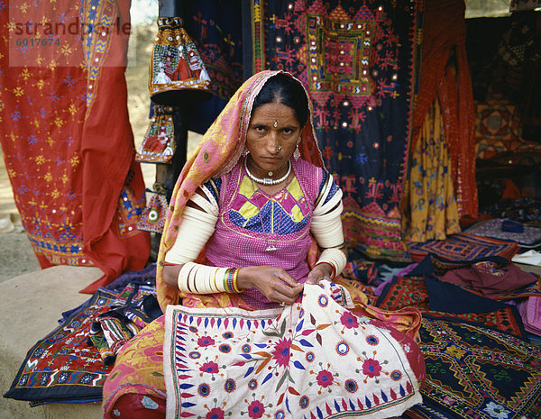 Frau tun  Stickerei  Indien  Asien