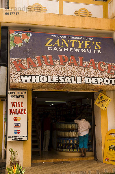 Kaufen Sie ein  Verkauf von Wein und Spirituosen in Panaji  früher bekannt als Panjim  Goa  Indien  Asien