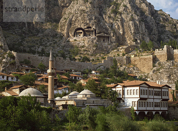 Burgmauern und Grabkammern von etwa 300 v. Chr. über Anatolien  Türkei  Kleinasien  Amasya  Eurasia wiederhergestellt