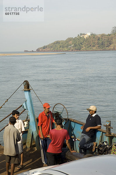 Auf der Fähre überquert das Tiracol River  Goa  Indien  Asien