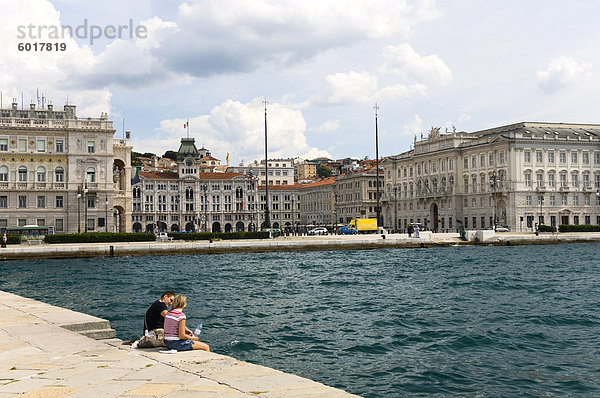 Blick Richtung Stadt vom Molo Audace  Triest  Friaul-Julisch Venetien  Italien  Europa