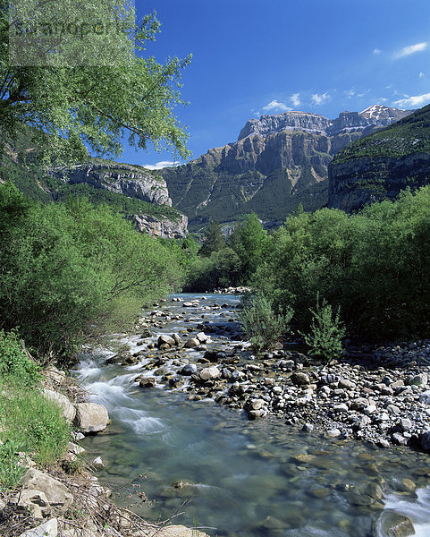 Torla  der Fluss Ara und Mondarruego  Huesca  Pyrenäen  Aragon  Spanien  Europa