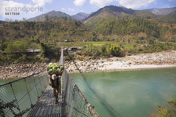 Mann mit Gemüse über ein Seil-Brücke  Trisuli Center  Bandare Dorf  Trisuli-Tal  Nepal  Asien
