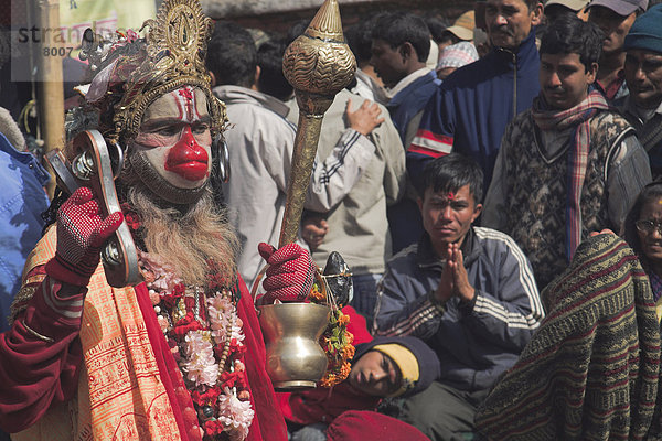 Mann verkleidet als Hanuman  der Hindu Affe Gott  unterhält Menschenbei Shivaratri Festival  Pashupatinath Tempel  Kathmandu  Nepal  Asien