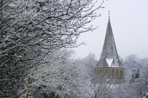 Shere Kirche im Schnee  oft verwendet als Drehort  Surrey  England  Vereinigtes Königreich  Europa