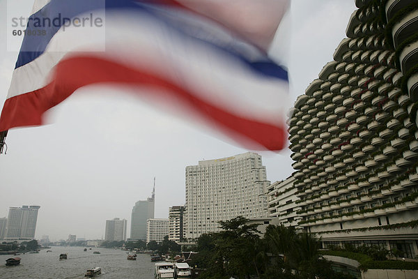 Thailändische Flagge und Shangri-La Hotel rechts neben dem Chao Phraya River  Bangkok  Thailand  Südostasien  Asien