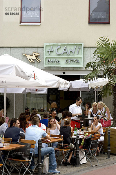 Leute sitzen außerhalb der beliebten 4 Cani Della Citta-Café am Benesis Strasse  Köln  Nord Rhein Westfalen  Deutschland  Europa