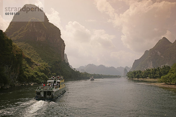 Ausflugsboote am Li-Fluss zwischen Guilin und Yangshuo  Guilin  Provinz Guangxi  China  Asien