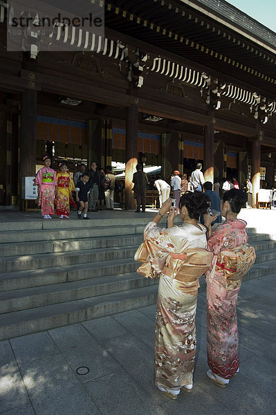 Mädchen in Kimonos  Meiji-Schrein  Harajuku  Tokio  Honshu  Japan  Asien