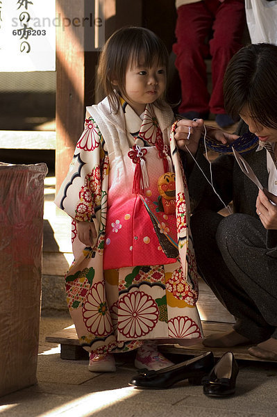 7-5-3 Festival  Mädchen am Kitano Tenmangu Schrein  Kyoto Stadt  Honshu  Japan  Asien