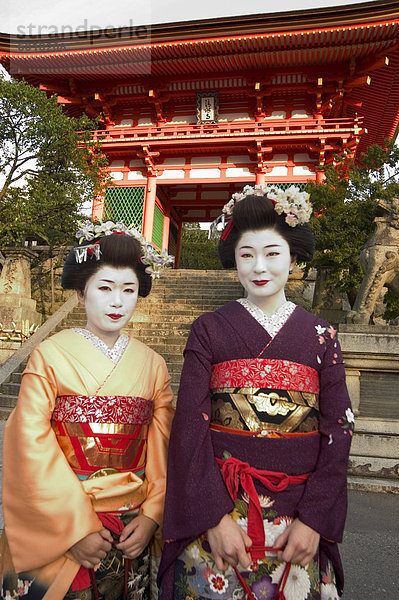Geisha Maiko bei Kiyomizu-Dera-Tempel  UNESCO Weltkulturerbe  Kyoto City  Honshu  Japan  Asien