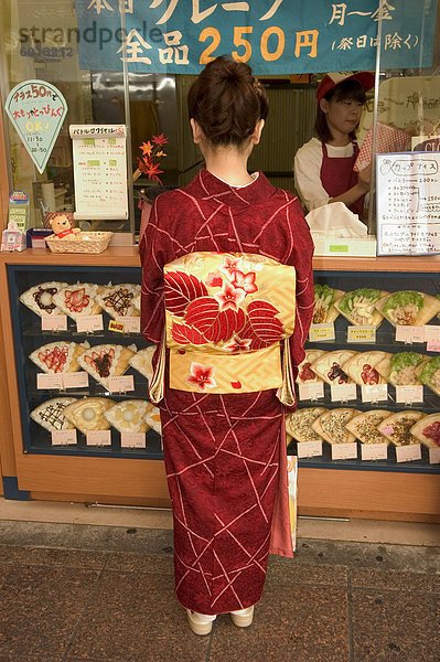 Mädchen im Kimono  Yukata Kauf Krepp  Kyoto Stadt  Honshu  Japan  Asien