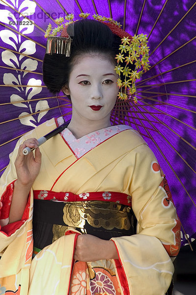 Geisha  Maiko in Gion  Kyoto Stadt  Honshu  Japan  Asien