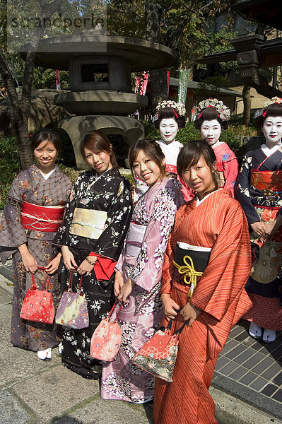 Mädchen tragen Yukata - Kimono  Geisha  Maiko (Geisha-Auszubildende) in Gion  Kyoto Stadt  Honshu  Japan  Asien