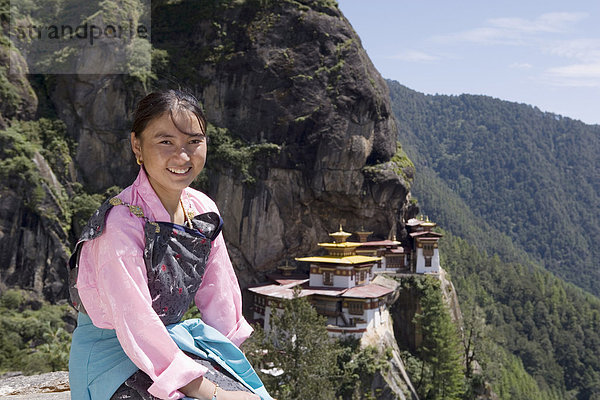 Bhutanischen Frau  Kloster Taktsang Goemba (Tiger Nest)  Paro  Bhutan  Asien
