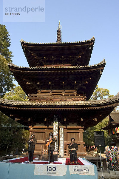 -Band beim Ishiteji Tempel Pagode  Stadt Matsuyama  Präfektur Ehime  Insel Shikoku  Japan  Asien