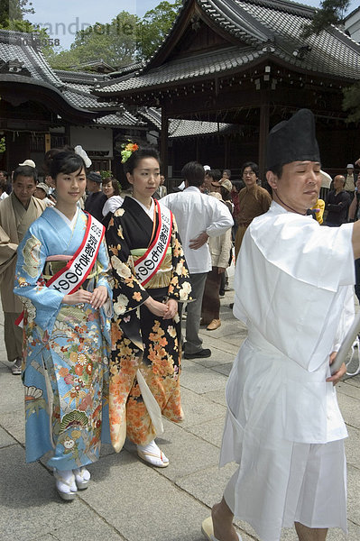 Traditionelle Kleidung und Prozession für die Teezeremonie  Yasaka Jinja Schrein  Kyoto Stadt der Insel Honshu  Japan  Asien