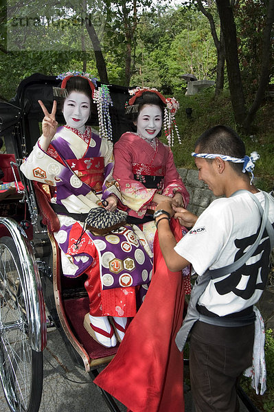 Geisha Maiko (Geisha-Auszubildende) in Kostüm  Kyoto City  der Insel Honshu  Japan  Asien